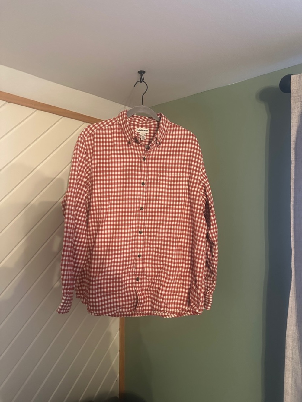 Like new men’s plaid button down. Size large